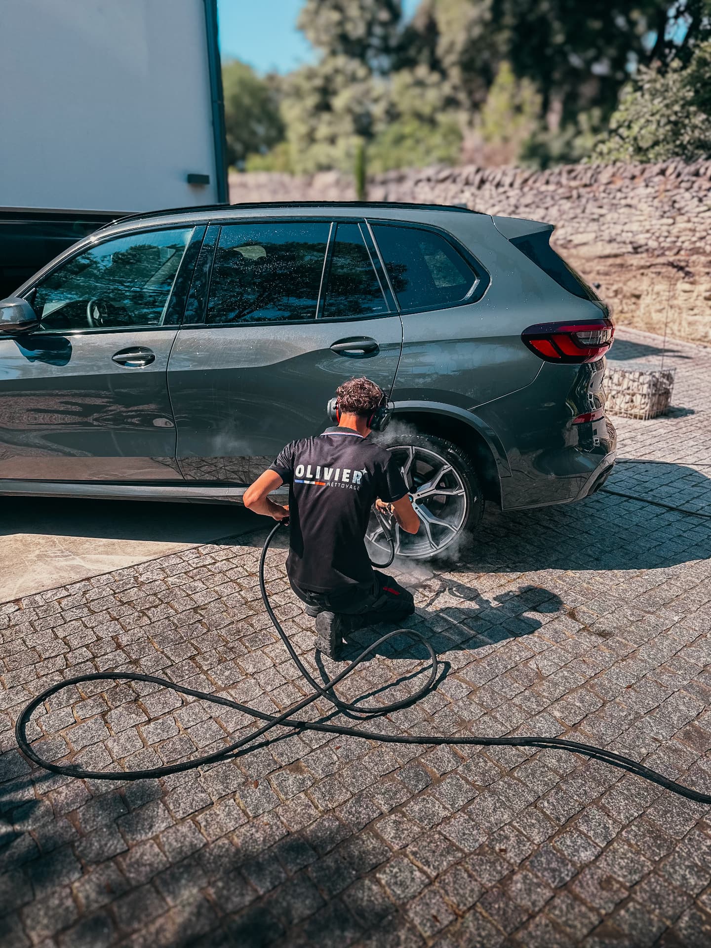 Nettoyage des jantes d'un BMW X5 à la vapeur sous pression