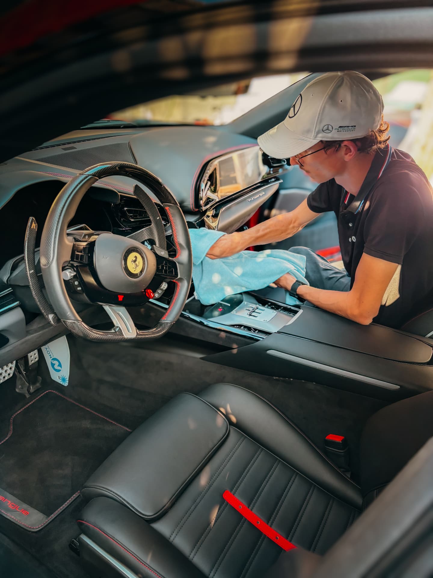 Finitions intérieures sur une Ferrari par Olivier Nettoyage