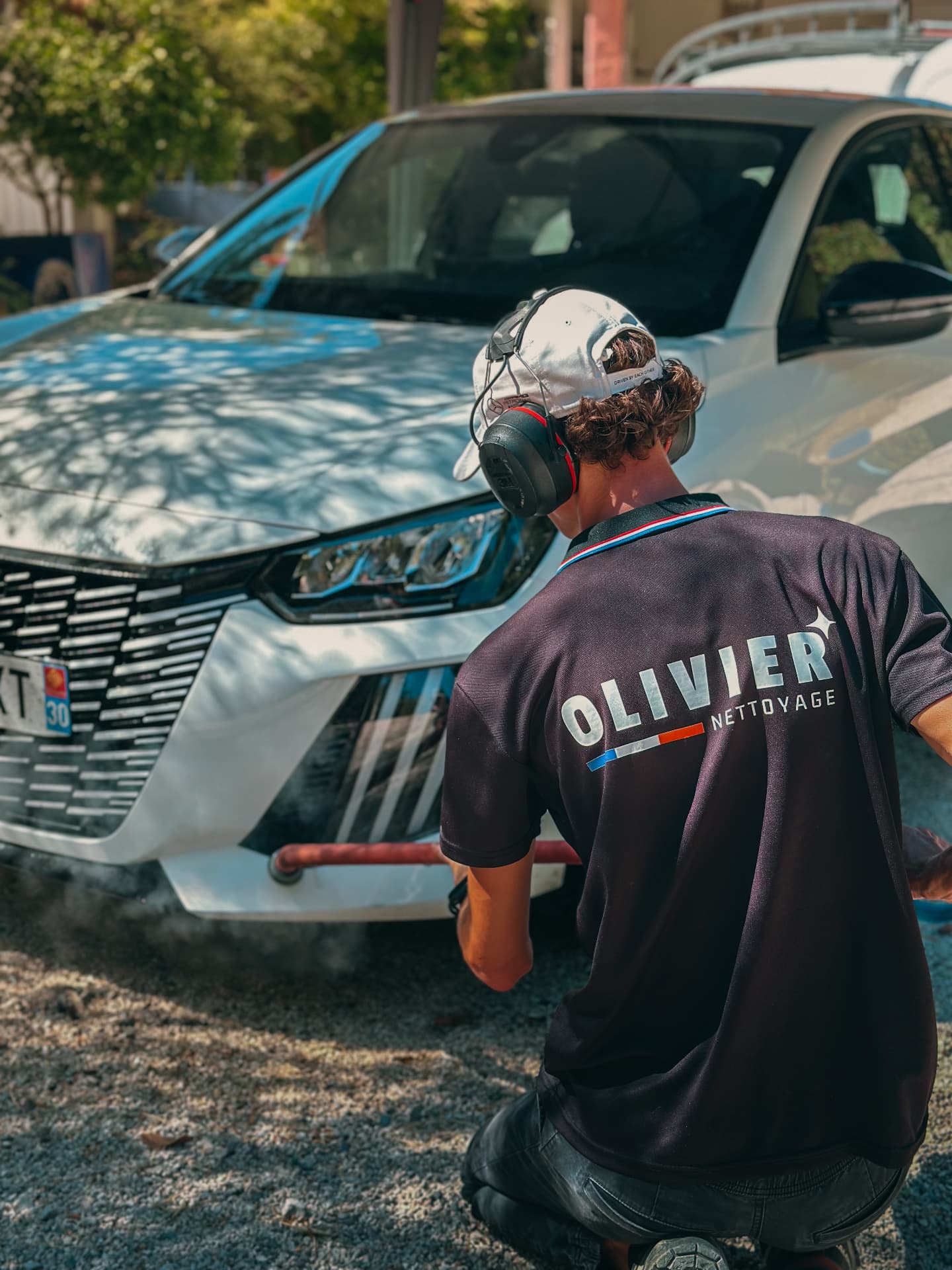 Nettoyage vapeur d'une Peugeot 208 blanche à domicile