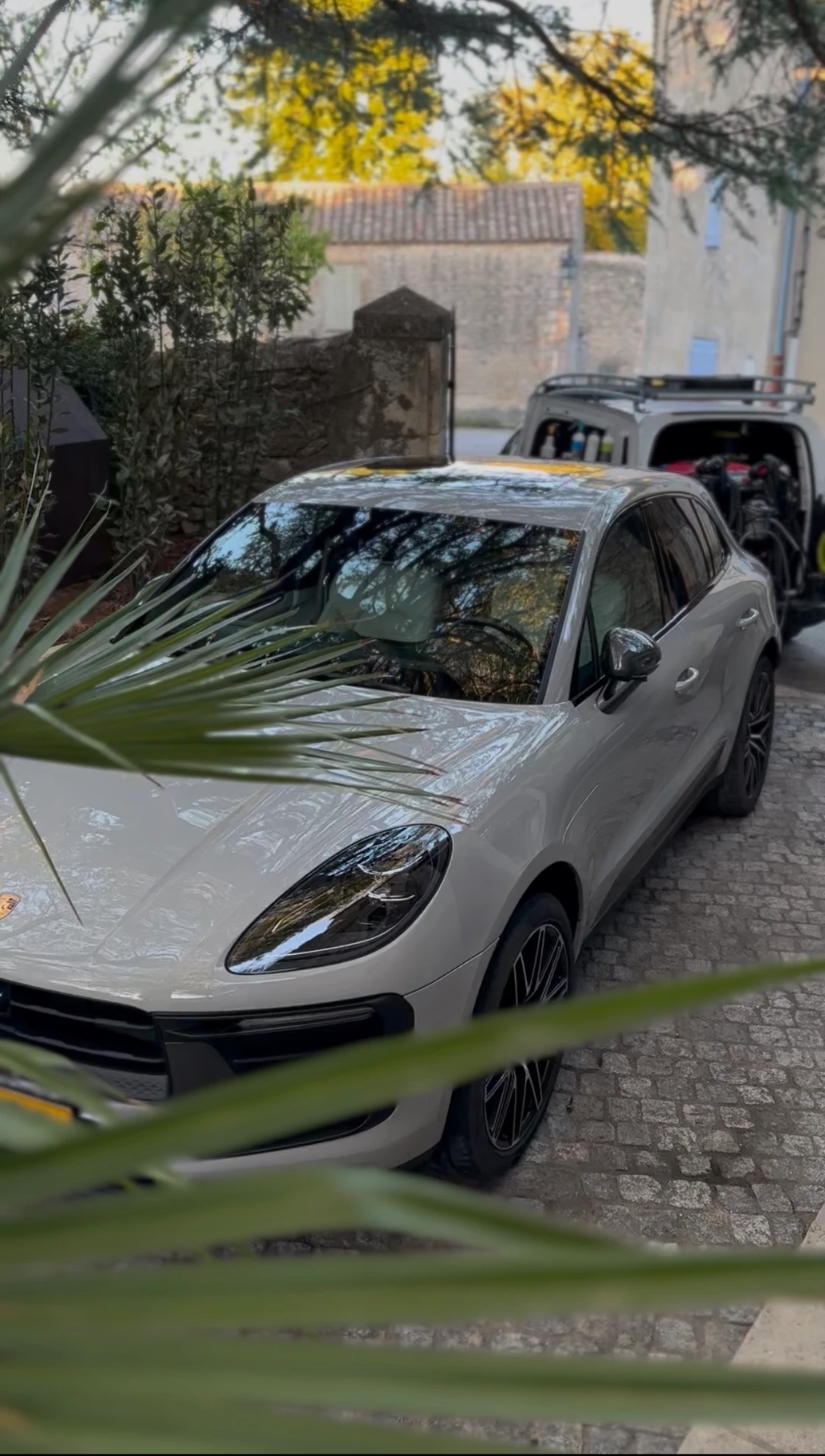 Porsche Macan lavée et lustrée devant une maison en pierre près d'Alès