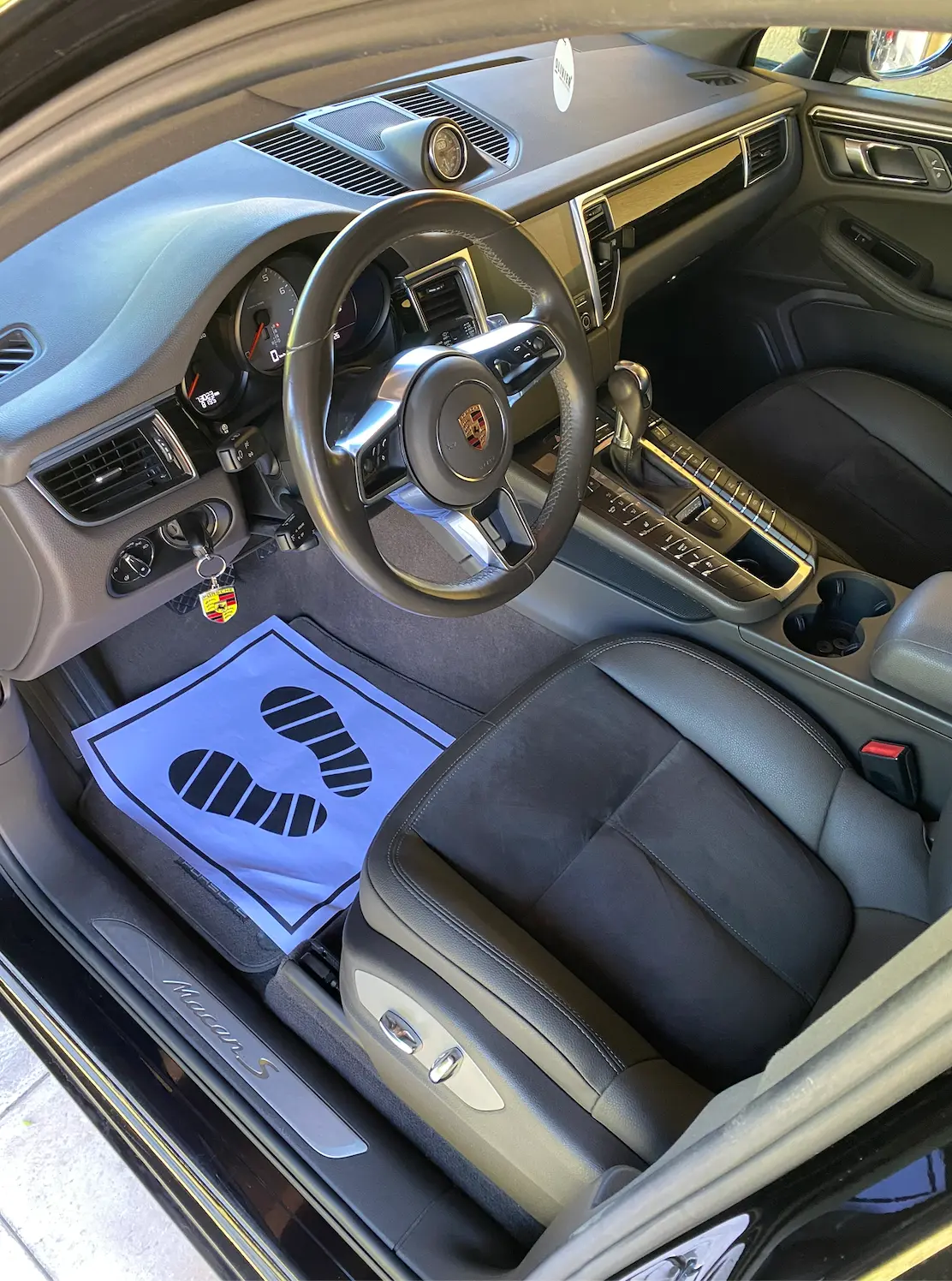 Habitacle d'une Porsche Macan S nettoyé en profondeur