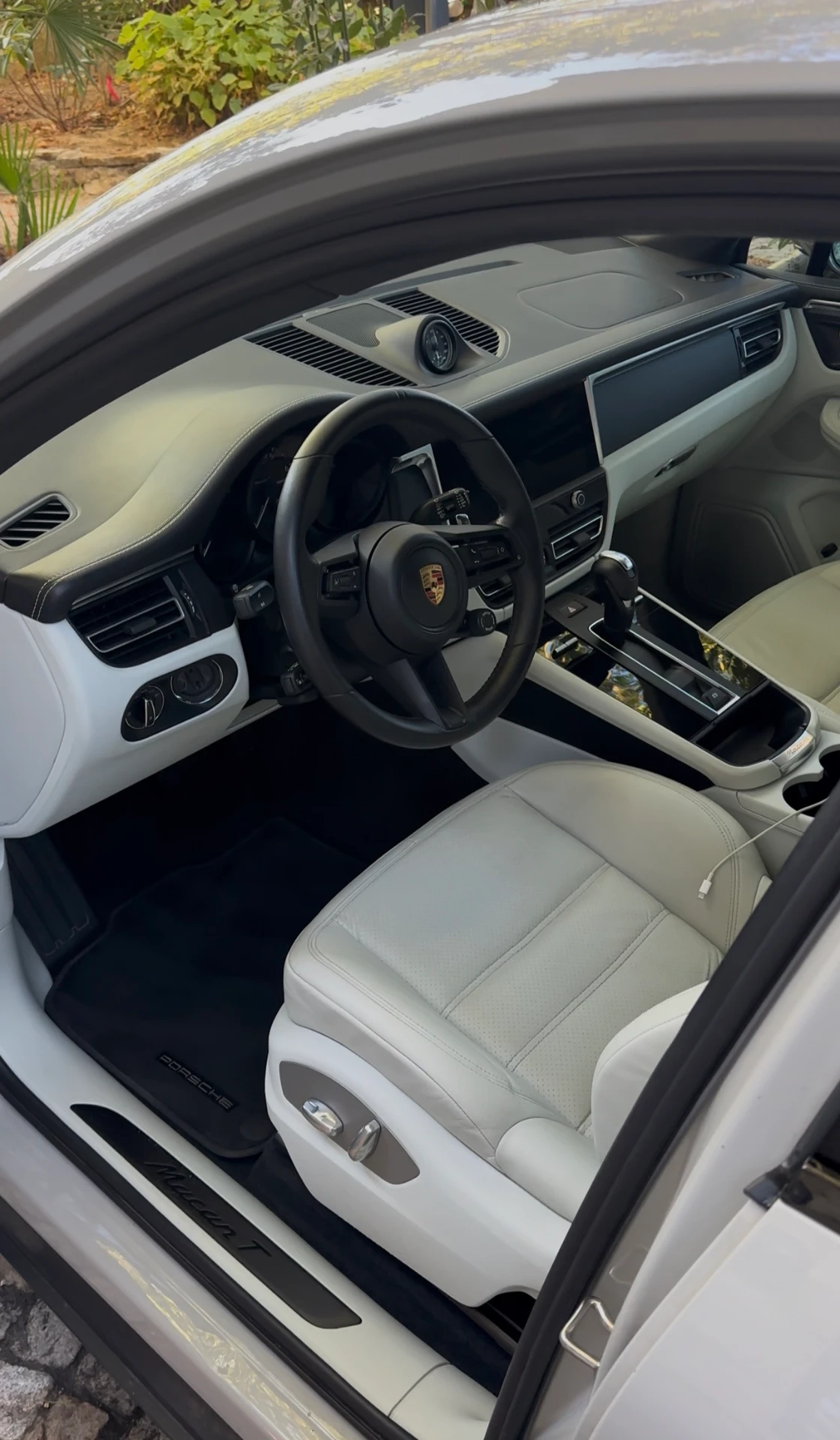 Intérieur cuir blanc d'une Porsche Macan T remis à neuf
